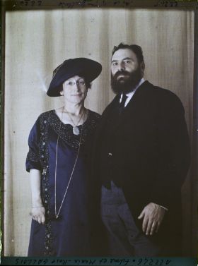 Image représentant Monsieur  https://musee-albert-kahn.s-museum.fr/home/NWQ2OTAwYzNmYjZlZTk1ZWQwODJmMjY4L2dlbmVyaWMtbm90aWNlLXRhYi9hdXRob3JpdHkvNjE3YTc5ZjVjZjhiODk2OGIzMzM3ZDIx/5d6900c3fb6ee95ed082f268/generic-notice-tab/authority/617a79eacf8b8968b3336566 Edme Gallois et son épouse  https://musee-albert-kahn.s-museum.fr/home/NWQ2OTAwYzNmYjZlZTk1ZWQwODJmMjY4L2dlbmVyaWMtbm90aWNlLXRhYi9hdXRob3JpdHkvNjE3YTc5ZjVjZjhiODk2OGIzMzM3ZDIx/5d6900c3fb6ee95ed082f268/generic-notice-tab/authority/617a79eacf8b8968b3336567 Marie-Rose