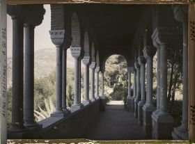 Image représentant Galerie byzantine ouverte sur le paysage environnant, formant une perpective sur le jardin de la villa Cypris