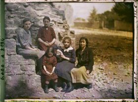 Image représentant Groupe de filles et de fillettes originaires de la région