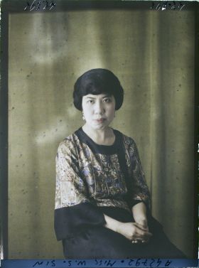 Image représentant https://musee-albert-kahn.s-museum.fr/home/NWQ2OTAwYzNmYjZlZTk1ZWQwODJmMjY4L2dlbmVyaWMtbm90aWNlLXRhYi9hdXRob3JpdHkvNjE3YTc5ZjVjZjhiODk2OGIzMzM3ZDIx/5d6900c3fb6ee95ed082f268/generic-notice-tab/authority/617a79eacf8b8968b333658b Miss W.S. Sin
