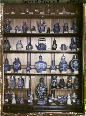 Image représentant Vitrine des collections de grès du musée de Sèvres