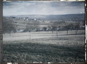 Image représentant Sur la rive droite de la Marne, Passy-sur-Marne et les tours de son château du XVIe siècle, Sauvigny sur la rive gauche et Courthiezy au loin