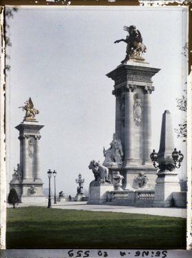 Image représentant L'entrée du pont Alexandre-III