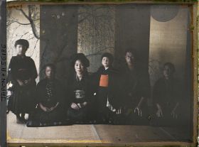 Image représentant Famille rurale en costumes de cérémonie