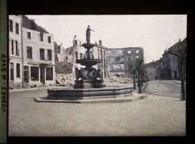 Image représentant La rue Jules Ferry et la fontaine au premier plan