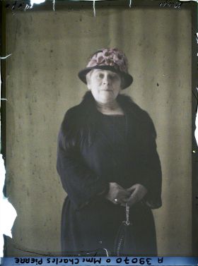 Image représentant https://musee-albert-kahn.s-museum.fr/home/NWQ2OTAwYzNmYjZlZTk1ZWQwODJmMjY4L2dlbmVyaWMtbm90aWNlLXRhYi9hdXRob3JpdHkvNjE3YTc5ZjVjZjhiODk2OGIzMzM3ZDIx/5d6900c3fb6ee95ed082f268/generic-notice-tab/authority/617a79ebcf8b8968b33375a1 Madame Charles Pierre