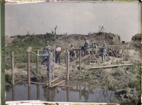 Image représentant Lignes de l'Yser près de l'Ecluse de Boesnighe, Construction d'une passerelle sur les trous d'Obus