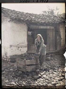 Image représentant Femme de la communauté tzigane au puits