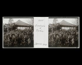 Image représentant Stèles funéraires et temple (?) dans un cimetière