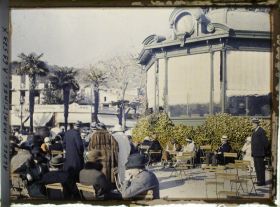 Image représentant Public autour du kiosque à musique à la saison hivernale