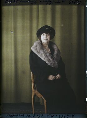 Image représentant https://musee-albert-kahn.s-museum.fr/home/NWQ2OTAwYzNmYjZlZTk1ZWQwODJmMjY4L2dlbmVyaWMtbm90aWNlLXRhYi9hdXRob3JpdHkvNjE3YTc5ZjVjZjhiODk2OGIzMzM3ZDIx/5d6900c3fb6ee95ed082f268/generic-notice-tab/authority/617a79ebcf8b8968b333715d Madame Pierre Lefèvre Vacquerie