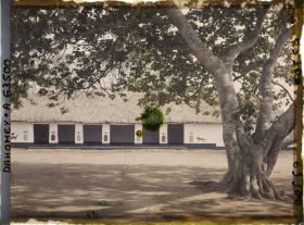 Image représentant La djononho ou case des étrangers dans la première cour du palais de  null Glélé