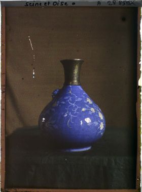 Image représentant Bouteille de céramique à col en métal d'époque Safavide à décor de rinceaux et de fleurs des collections du musée de Sèvres