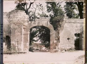 Image représentant France, Chivres, Entrée de l'ancien Château de la Prévoté