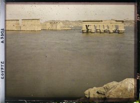 Image représentant Vue sur le premier et le deuxième pylône du temple immergé d'Isis