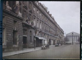 Image représentant La rue Royale et la Madeleine décorées des drapeaux alliés