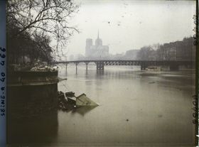 Image représentant La crue de la Seine au pont de la Tournelle (passerelle provisoire en bois pour sa reconstruction) et la cathédrale Notre-Dame