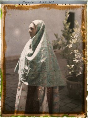 Image représentant Femme guèbre en costume (châle ancien)