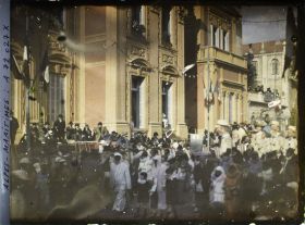 Image représentant Le public privilégié assistant au défilé du carnaval