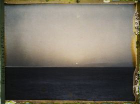 Image représentant Coucher de soleil dans le désert, dans la poussière