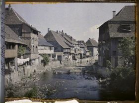 Image représentant Les bords de la Doller vers l'aval, prise du pont de l'Eglise