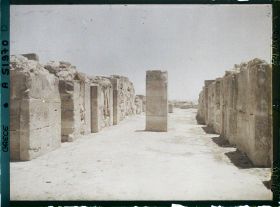 Image représentant Le palais. Le couloir central de magasins reliant la cour occidentale et centrale
