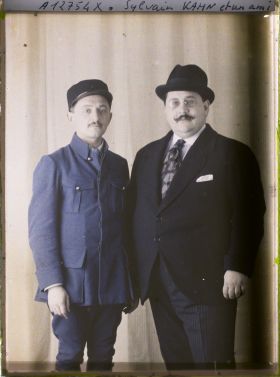 Image représentant Monsieur  https://musee-albert-kahn.s-museum.fr/home/NWQ2OTAwYzNmYjZlZTk1ZWQwODJmMjY4L2dlbmVyaWMtbm90aWNlLXRhYi9hdXRob3JpdHkvNjE3YTc5ZjVjZjhiODk2OGIzMzM3ZDIx/5d6900c3fb6ee95ed082f268/generic-notice-tab/authority/617a79ebcf8b8968b3337050 Sylvain Kahn et un ami