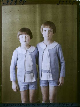 Image représentant https://musee-albert-kahn.s-museum.fr/home/NWQ2OTAwYzNmYjZlZTk1ZWQwODJmMjY4L2dlbmVyaWMtbm90aWNlLXRhYi9hdXRob3JpdHkvNjE3YTc5ZjVjZjhiODk2OGIzMzM3ZDIx/5d6900c3fb6ee95ed082f268/generic-notice-tab/authority/617a79ebcf8b8968b3337680 Ls enfants Philippe et  https://musee-albert-kahn.s-museum.fr/home/NWQ2OTAwYzNmYjZlZTk1ZWQwODJmMjY4L2dlbmVyaWMtbm90aWNlLXRhYi9hdXRob3JpdHkvNjE3YTc5ZjVjZjhiODk2OGIzMzM3ZDIx/5d6900c3fb6ee95ed082f268/generic-notice-tab/authority/617a79ebcf8b8968b333767f François de La Rochefoucauld