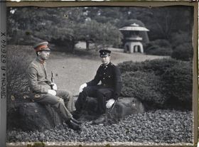 Image représentant Résidence de la famille Kitashirakawa, le prince Chichibu (à gauche) et le jeune prince Kitashirakawa (Nagahisa) portant le deuil de l'empereur Yoshihito, décédé le 25 décembre 1926