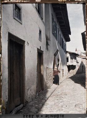 Image représentant Coin de rue avec minaret et fortifications avec une femme tzigane