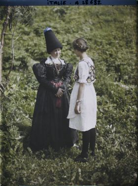 Image représentant Costumes traditionnels de femme et de jeune fille