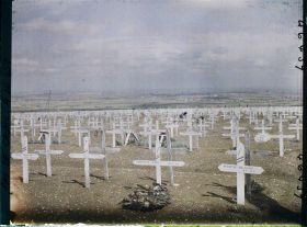 Image représentant France, Ne De de Lorette, Un coin du Cimetière, dans le fond - la plaine de Lens