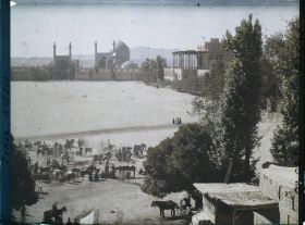 Image représentant La place Naghsh-e Jahan ou Meydan-i-Chah (place Royale), vers la mosquée du Chah au sud et le palais d'Ali Qapu à l'ouest