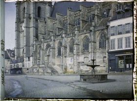 Image représentant L'église Saint-Denis et la fontaine, place de la République
