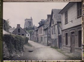 Image représentant Une rue du village avec la tour Saint-Nicolas