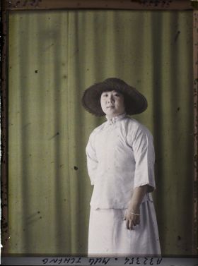 Image représentant https://musee-albert-kahn.s-museum.fr/home/NWQ2OTAwYzNmYjZlZTk1ZWQwODJmMjY4L2dlbmVyaWMtbm90aWNlLXRhYi9hdXRob3JpdHkvNjE3YTc5ZjVjZjhiODk2OGIzMzM3ZDIx/5d6900c3fb6ee95ed082f268/generic-notice-tab/authority/617a79ebcf8b8968b3337894 Mademoiselle Tcheng Loh