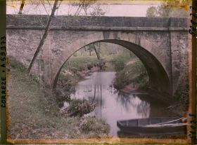 Image représentant Un pont sur un des affluents de la Vézère aux environs de Ségur