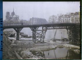Image représentant La reconstruction du pont de la Tournelle (passerelle en bois provisoire), en direction de Notre-Dame