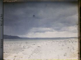 Image représentant Site palafittique préhistorique des Alpes, pieux en bois visibles lors de la baisse des eaux après la grande sécheresse de 1921