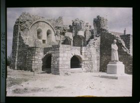 Image représentant France, Vigneulles (Woëvre), Ruines d'une ancienne Chapelle romane et Monumt aux Morts