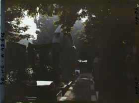 Image représentant L'Exposition des arts décoratifs, le Village français sous la direction de Charles Genuys, le cimetière