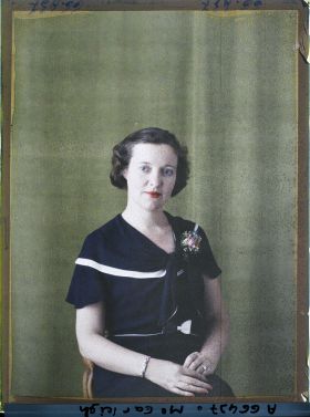 Image représentant https://musee-albert-kahn.s-museum.fr/home/NWQ2OTAwYzNmYjZlZTk1ZWQwODJmMjY4L2dlbmVyaWMtbm90aWNlLXRhYi9hdXRob3JpdHkvNjE3YTc5ZjVjZjhiODk2OGIzMzM3ZDIx/5d6900c3fb6ee95ed082f268/generic-notice-tab/authority/617a79ebcf8b8968b3336c6d Madame Earleigh