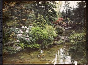Image représentant Berge de ruisseau arborée, vue en direction du quai, près du pont rouge du " sanctuaire japonais "