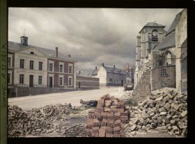Image représentant France, Bray s/ Somme, Place de la Mairie et l'Eglise