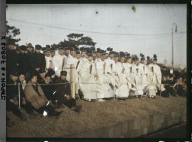Image représentant Funérailles de l'Empereur Taisho-Tenno (Yoshihito), tribune de prêtres shintoïstes en deuil