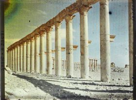 Image représentant La colonnade transversale, perpendiculaire à la grande colonnade centrale