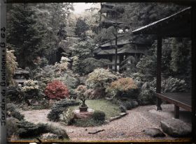 Image représentant Cœur du " village japonais " et la maison est, vus depuis les abords de la maison ouest