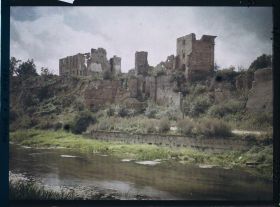 Image représentant France, Varennes, Maisons détruites sur le bord