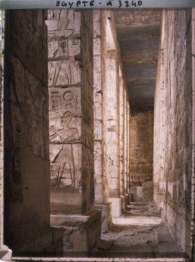 Image représentant Porte de passage entre la 1ère et la 2e cour du temple de Ramsès III