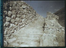 Image représentant Sur l'Acropole, escaliers menant au Palais (au centre de l'Acropole)